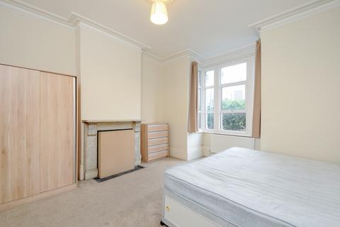 2 bedroom flat to rent, Garratt Lane Tooting SW17