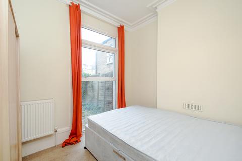 2 bedroom flat to rent, Garratt Lane Tooting SW17