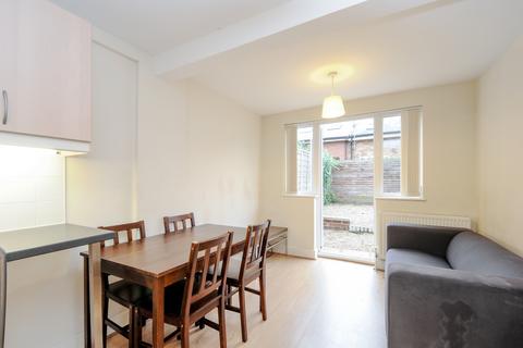 2 bedroom flat to rent, Garratt Lane Tooting SW17