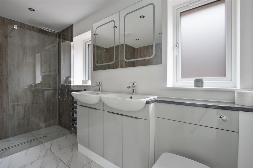 Master Ensuite 2