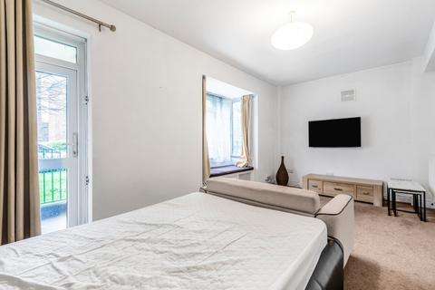 Studio to rent, Cranston Estate London N1