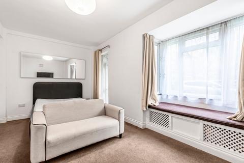 Studio to rent, Cranston Estate London N1