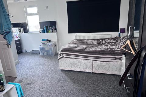 5 bedroom house share to rent, Cheyneys Avenue, Edgware, Greater London, HA8