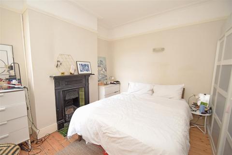 2 bedroom maisonette to rent, Moor Mead Road, St Margarets