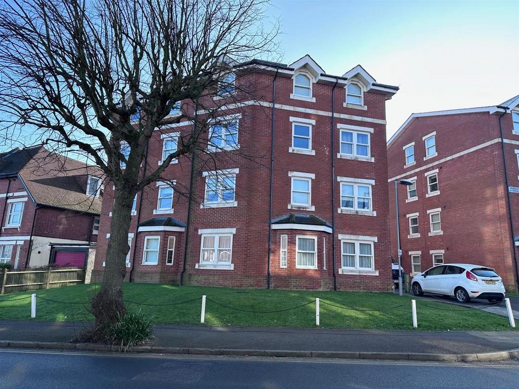 Upper Avenue, Eastbourne BN21 2 bed flat - £165,000