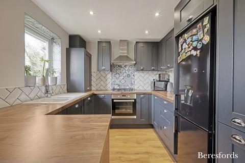 9 Harkness Close, Romford, RM3 9NX