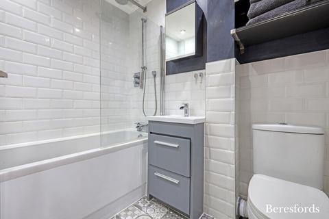 9 Harkness Close, Romford, RM3 9NX