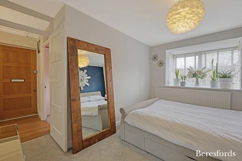 9 Harkness Close, Romford, RM3 9NX