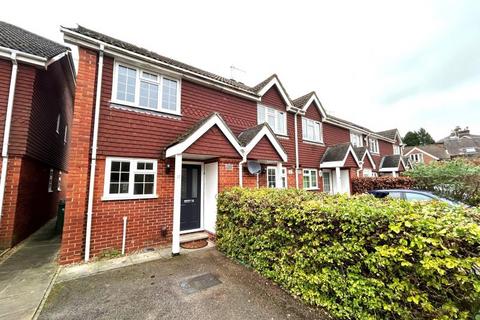 2 bedroom terraced house to rent, Chesham Mews, Guildford GU1