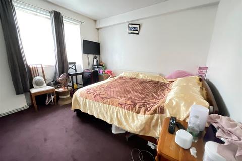 66 The Mount, London, E5 9JU