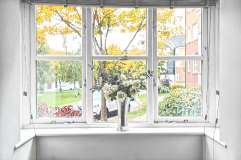 2 bedroom apartment for sale, Plomer Avenue, Hoddesdon, EN11