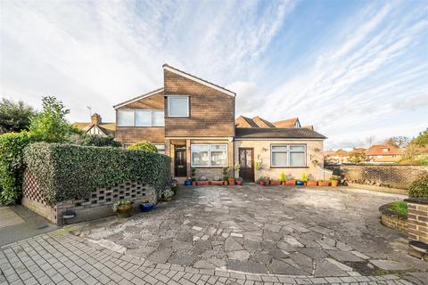 4 bedroom detached house for sale, Edgwarebury Lane, Edgware