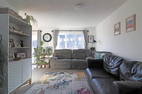 2 bedroom flat for sale, Abbots Rise, Redhill