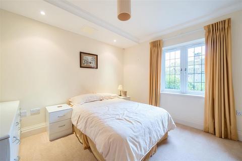 3 bedroom flat for sale, Ockham Road South, East Horsley