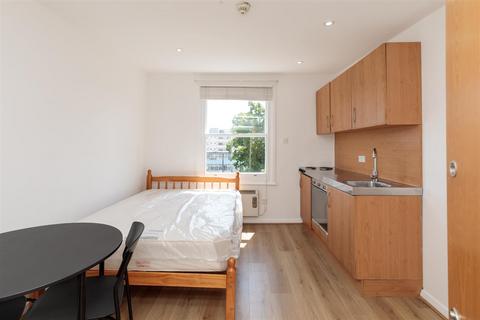 Studio to rent, Linden Gardens, London W2