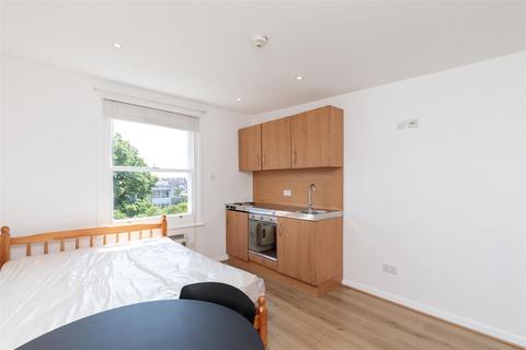 Studio to rent, Linden Gardens, London W2