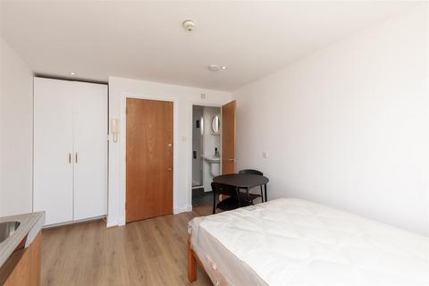 Studio to rent, Linden Gardens, London W2