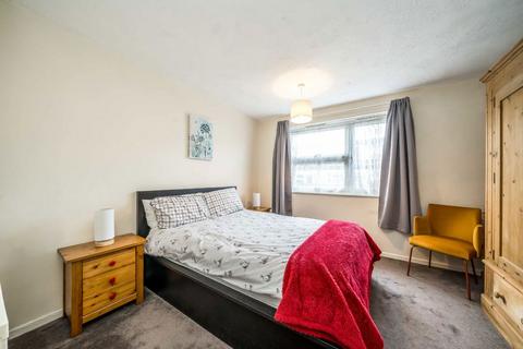 1 bedroom flat to rent, Larch Close, London SW12