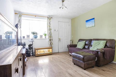 74 Kestrel Way, Luton, LU4 0UD