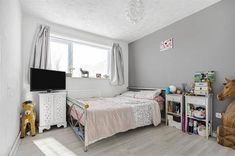 74 Kestrel Way, Luton, LU4 0UD