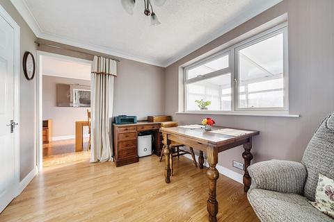 11 Southmead Close, Folkestone, CT19 5LH