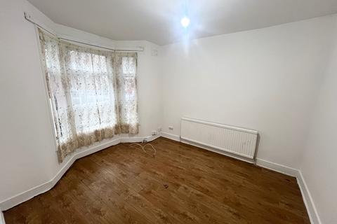 4 bedroom terraced house to rent, Felixstowe Road, London