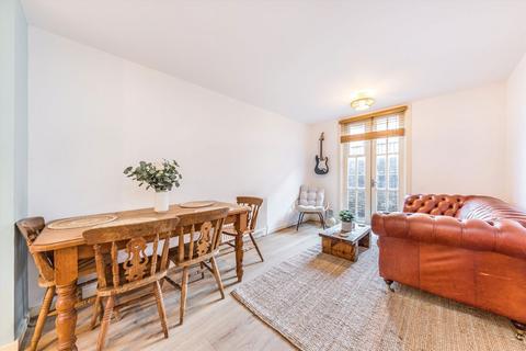 22 Gateway Mews, London, E8 2DF