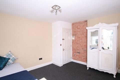 1 bedroom in a house share to rent, York House, Cheltenham GL53