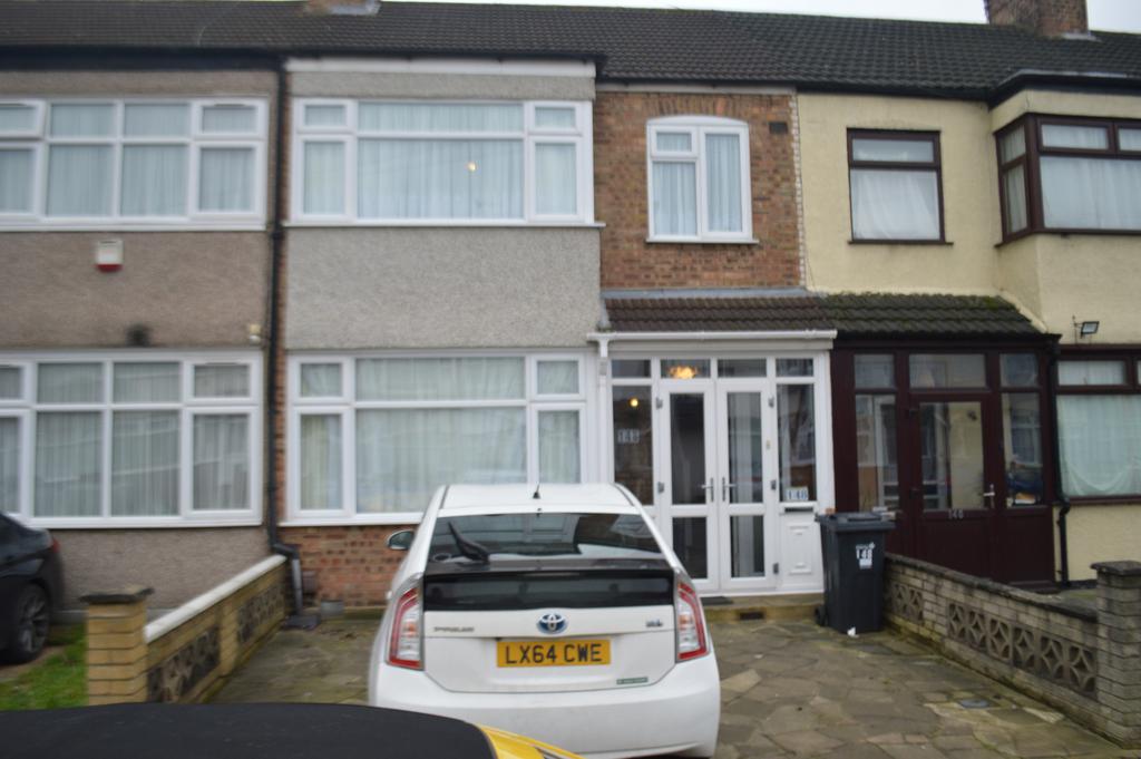 Beatiful 3 Bedroom property To Let on Staines Roa