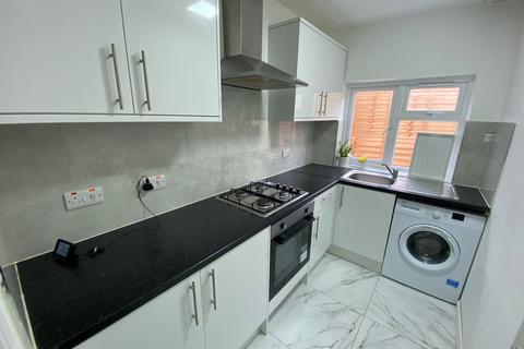 2 bedroom flat to rent, Southend Road Ground floor flat Woodford Green IG8 8QH