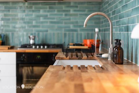 227c Amhurst Road, London, E8 2BS