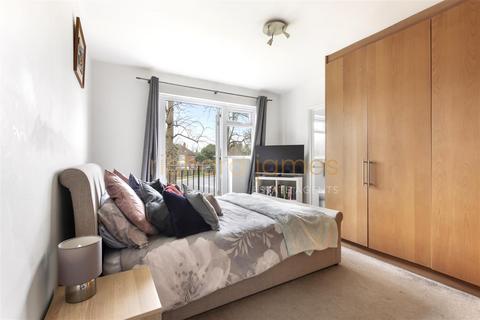 Flat 15, Randall Court Page Street, London, NW7 2NJ
