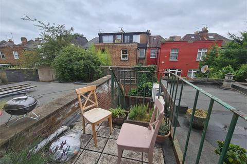 3 bedroom flat to rent, High Road, London, N2