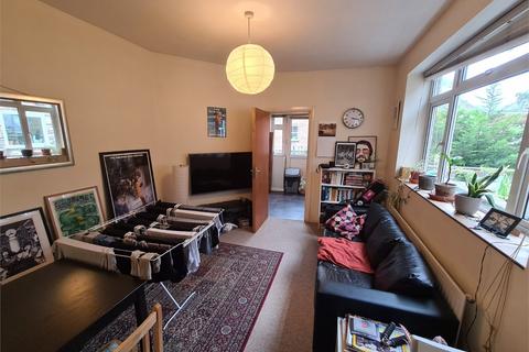 3 bedroom flat to rent, High Road, London, N2