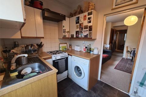 3 bedroom flat to rent, High Road, London, N2