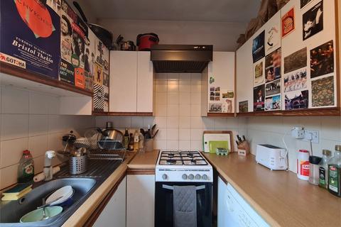 3 bedroom flat to rent, High Road, London, N2