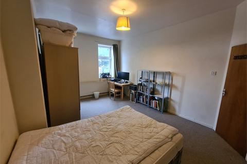 3 bedroom flat to rent, High Road, London, N2