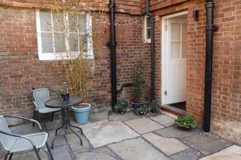 3 bedroom terraced house to rent, St. James Square, Wadhurst, TN5