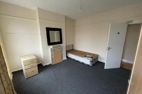 4 bedroom flat to rent, Mollison way, HA8