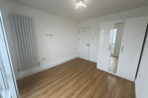 2 bedroom flat to rent, Gayton House, Chiltern Road,