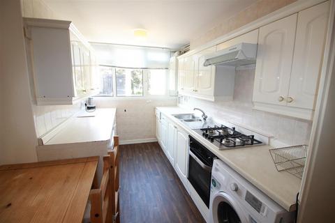 3 bedroom terraced house to rent, Barchester Close, Uxbridge