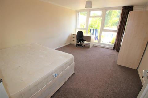 3 bedroom terraced house to rent, Barchester Close, Uxbridge