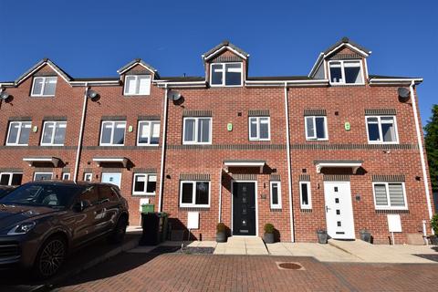 3 bedroom townhouse to rent, Blackthorn Drive, Huddersfield HD3