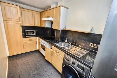 2 bedroom terraced house to rent, Falmouth Close, Eastbourne