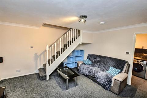 2 bedroom terraced house to rent, Falmouth Close, Eastbourne