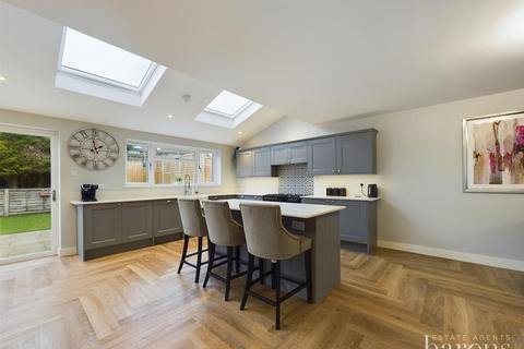 9 Hollyhock Close, Kempshott, Basingstoke, RG22 5RF
