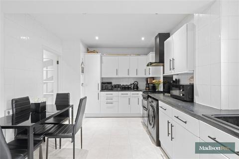 3 bedroom end of terrace house for sale, Lambourne Crescent, Essex IG7