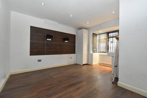 3 bedroom flat to rent, London, W4