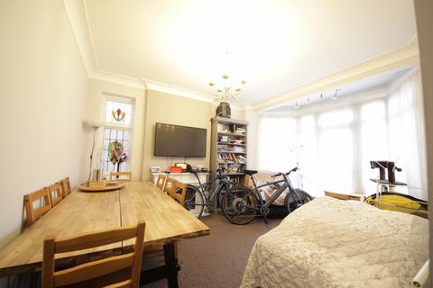 4 bedroom end of terrace house to rent, Laburnum Grove, N21