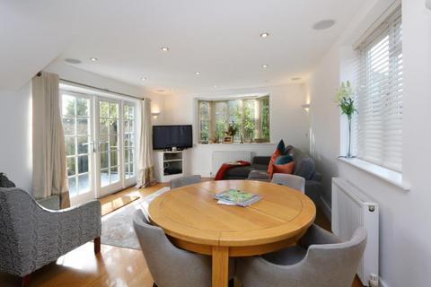 Hampton Court Road, East Molesey KT8